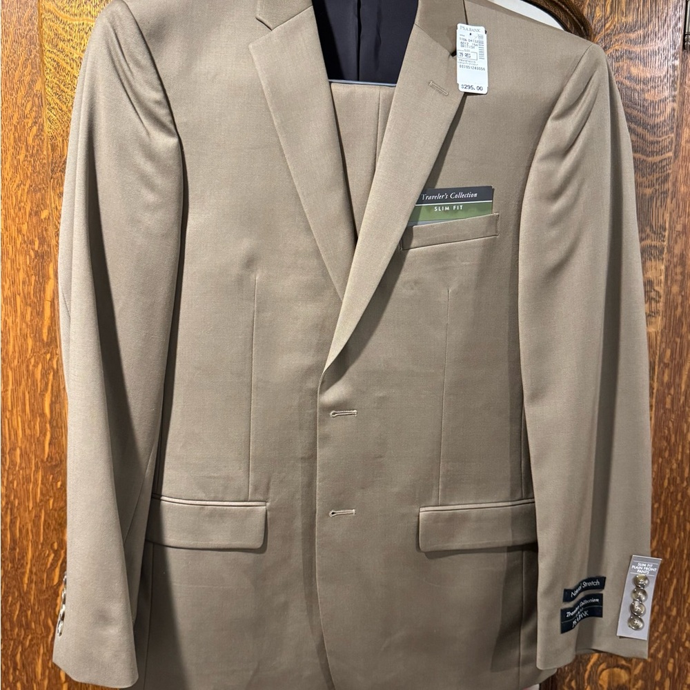 NWT Men's Jos A Bank suit (39R)